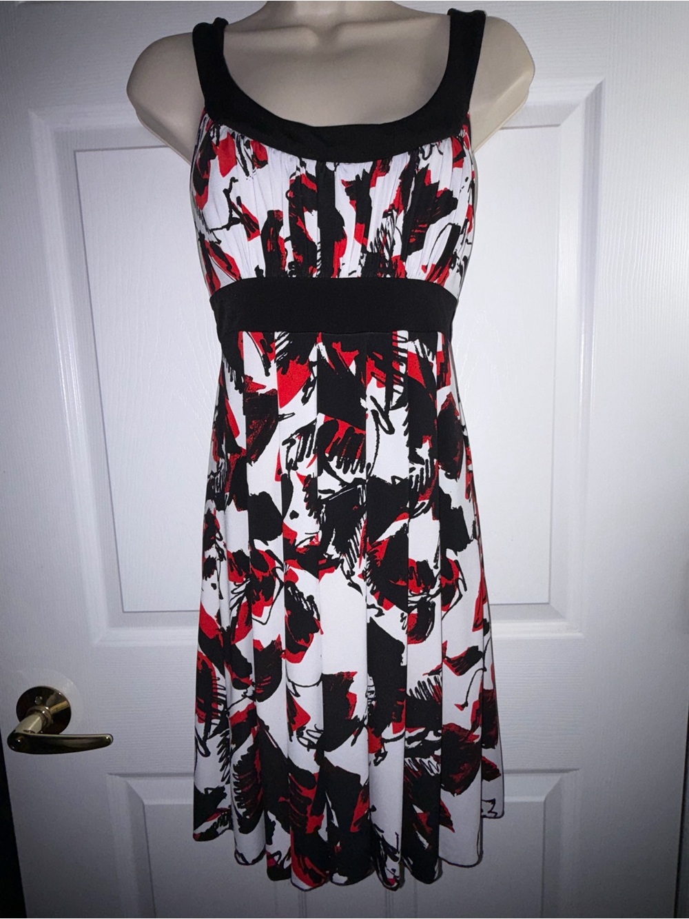 🛍️ White Red & Black Abstract Rose Pattern Semi Formal Dress - Medium
